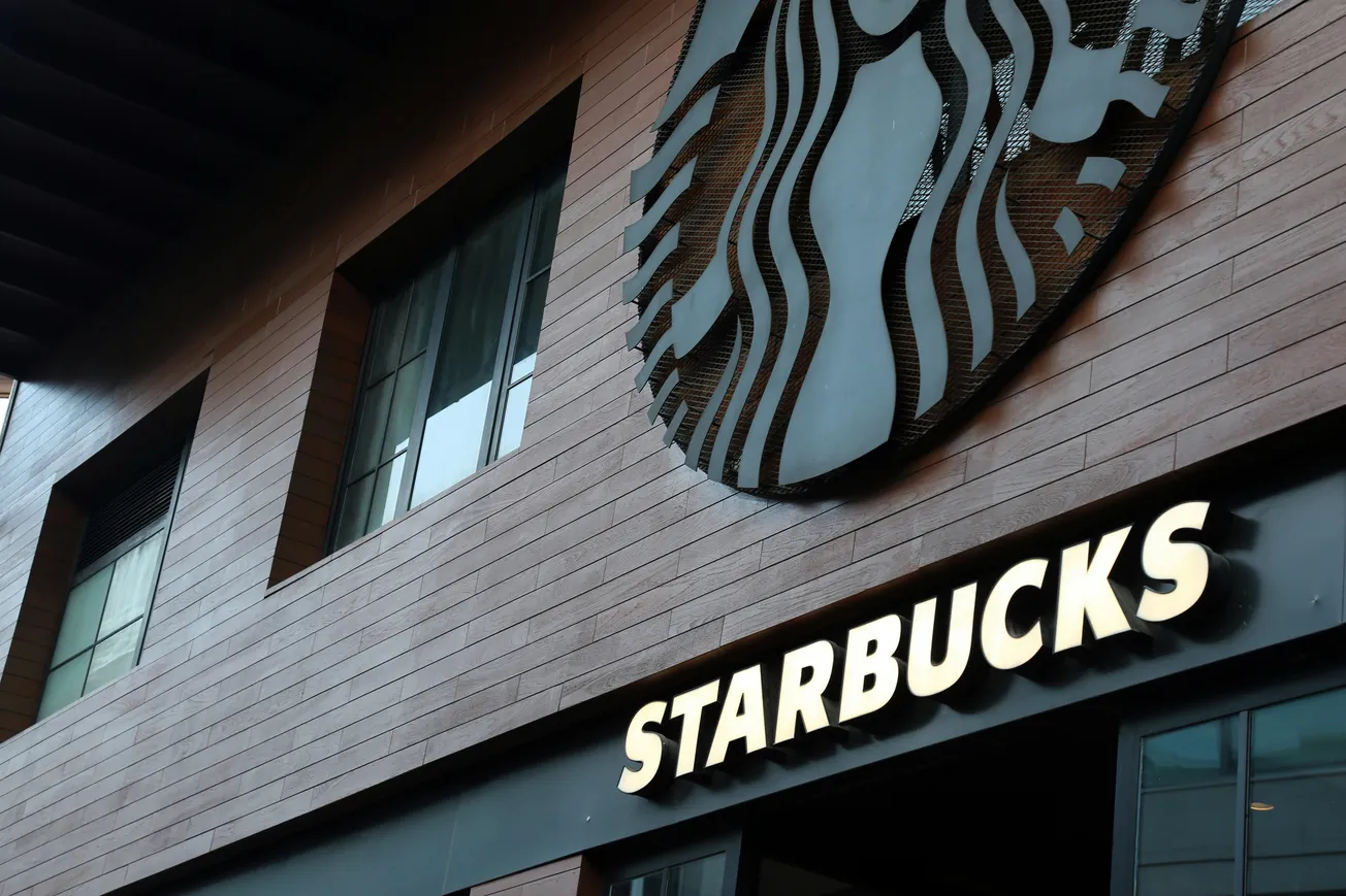 News 24/7: Starbucks’ turnaround strategy “taking hold” as global revenues rise –  but store closures dent profits