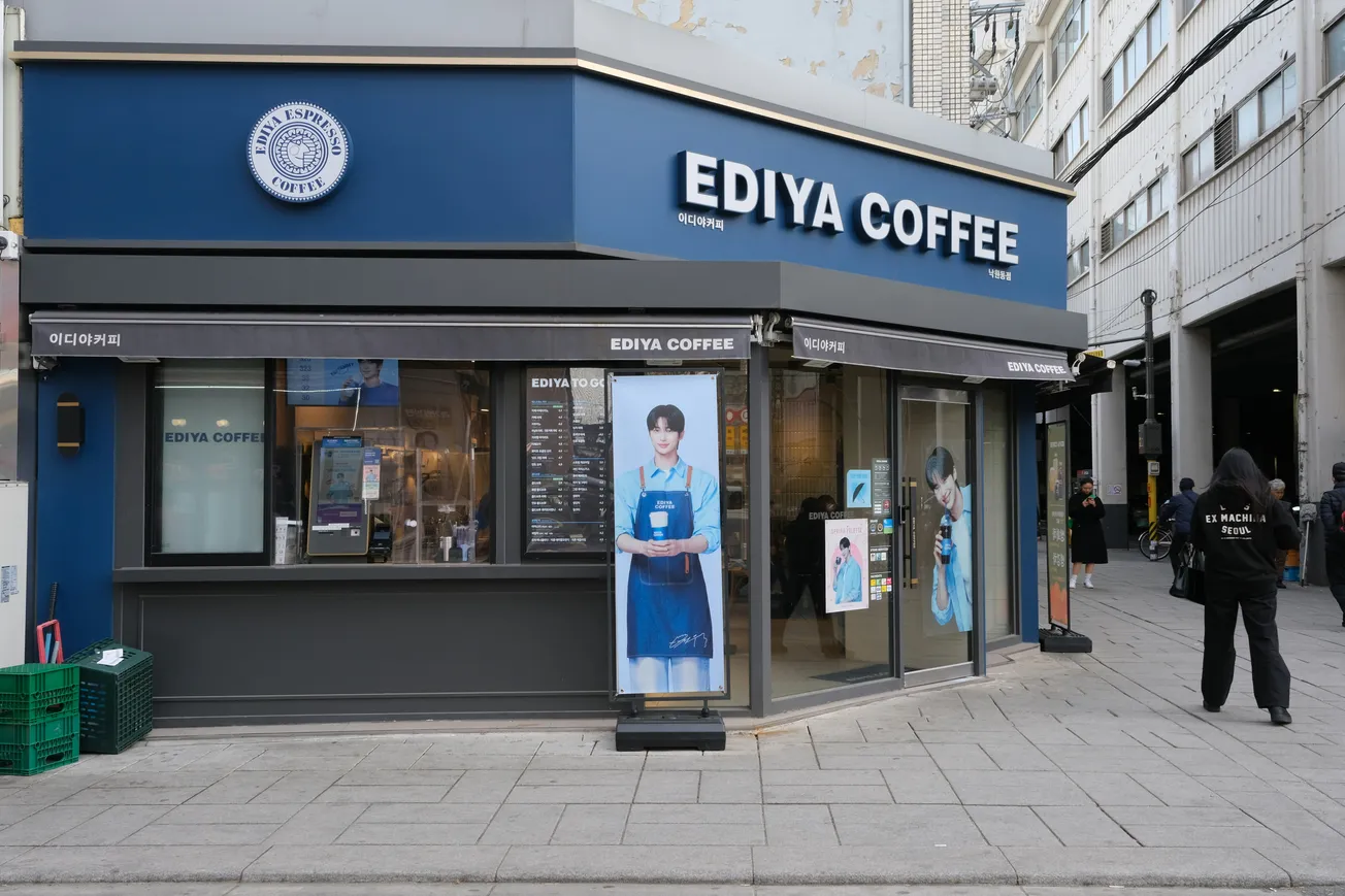 As South Korea’s largest coffee chain celebrates 25 years, it faces tough choices at home